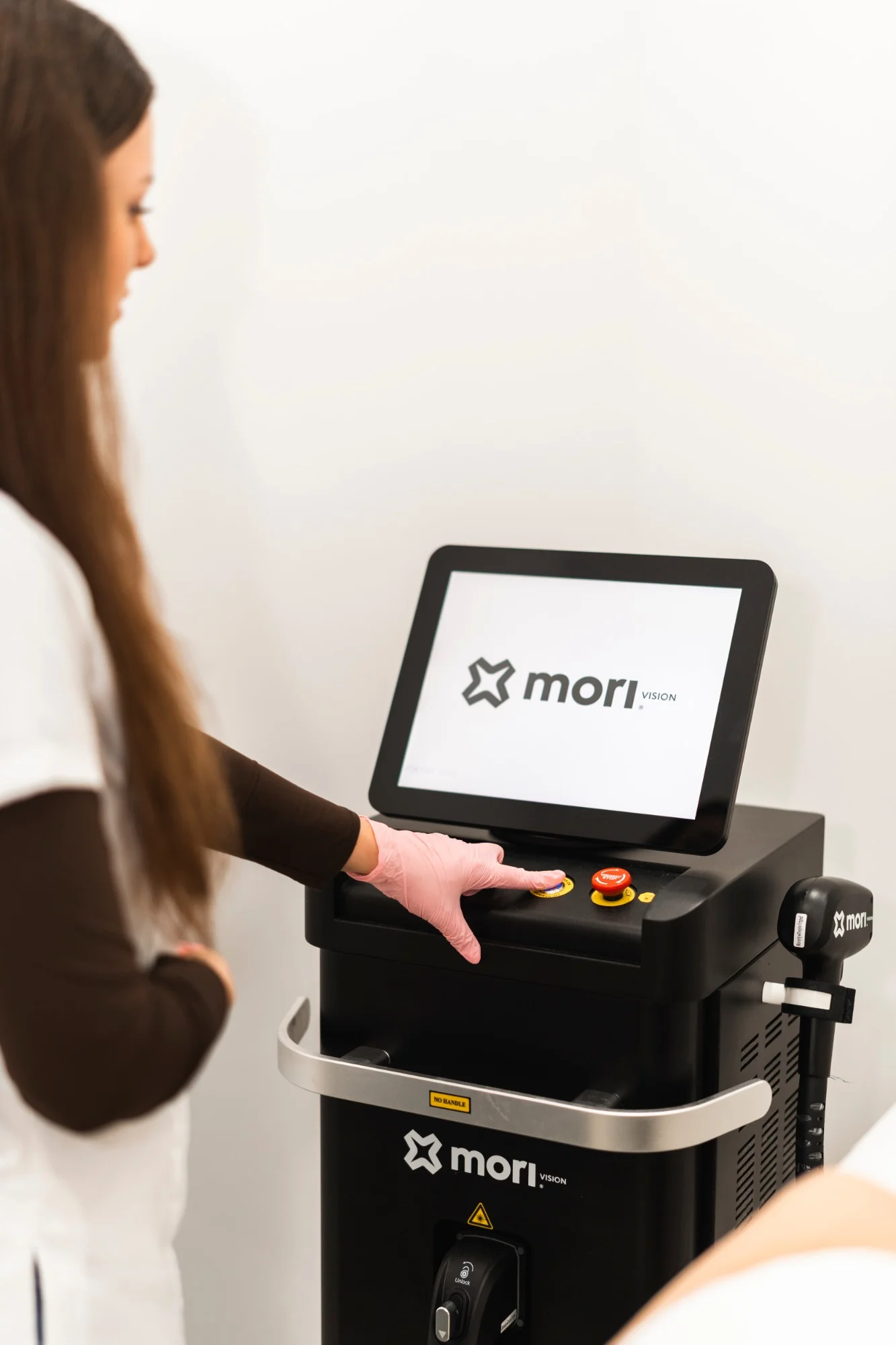 Therapeut van Gloow bedient het paneel van de MORI Vision diodelaser