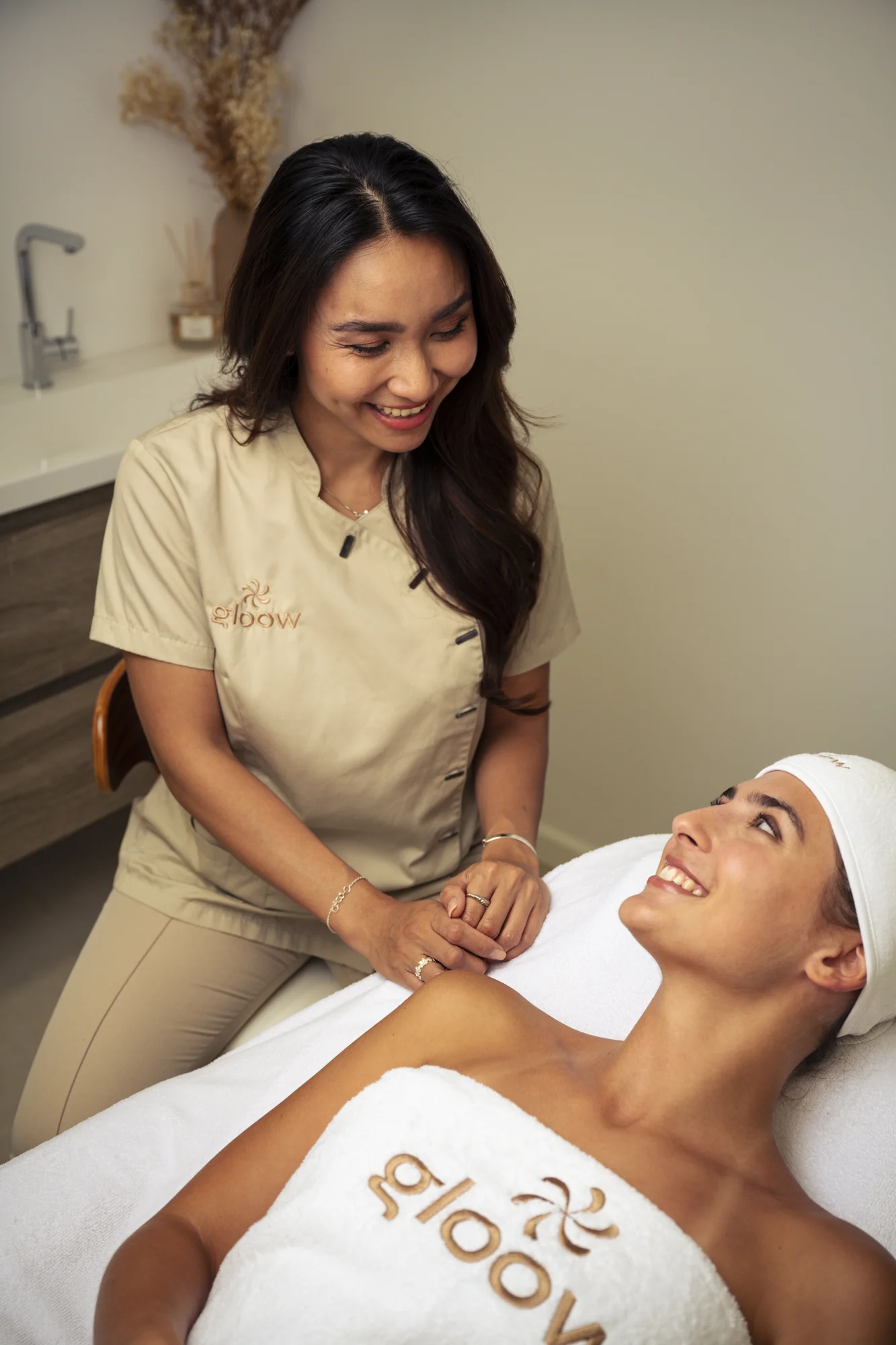 Ontspannen moment tijdens de Korean Gloow Facial bij Gloow