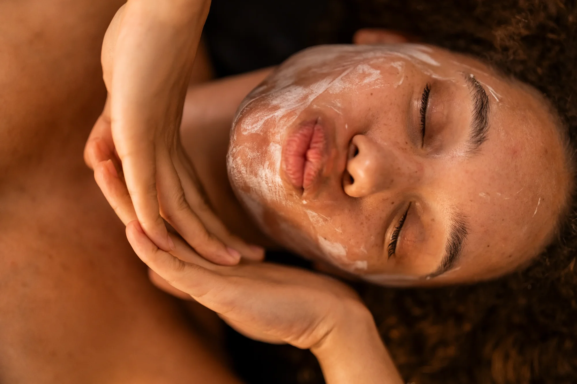 Klant ontspant tijdens de Korean Gloow Facial bij Gloow