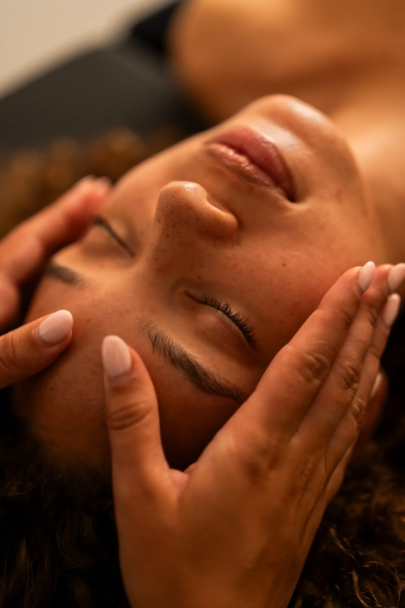 Ontspannende gezichtsmassage tijdens de Korean Gloow Facial bij Gloow