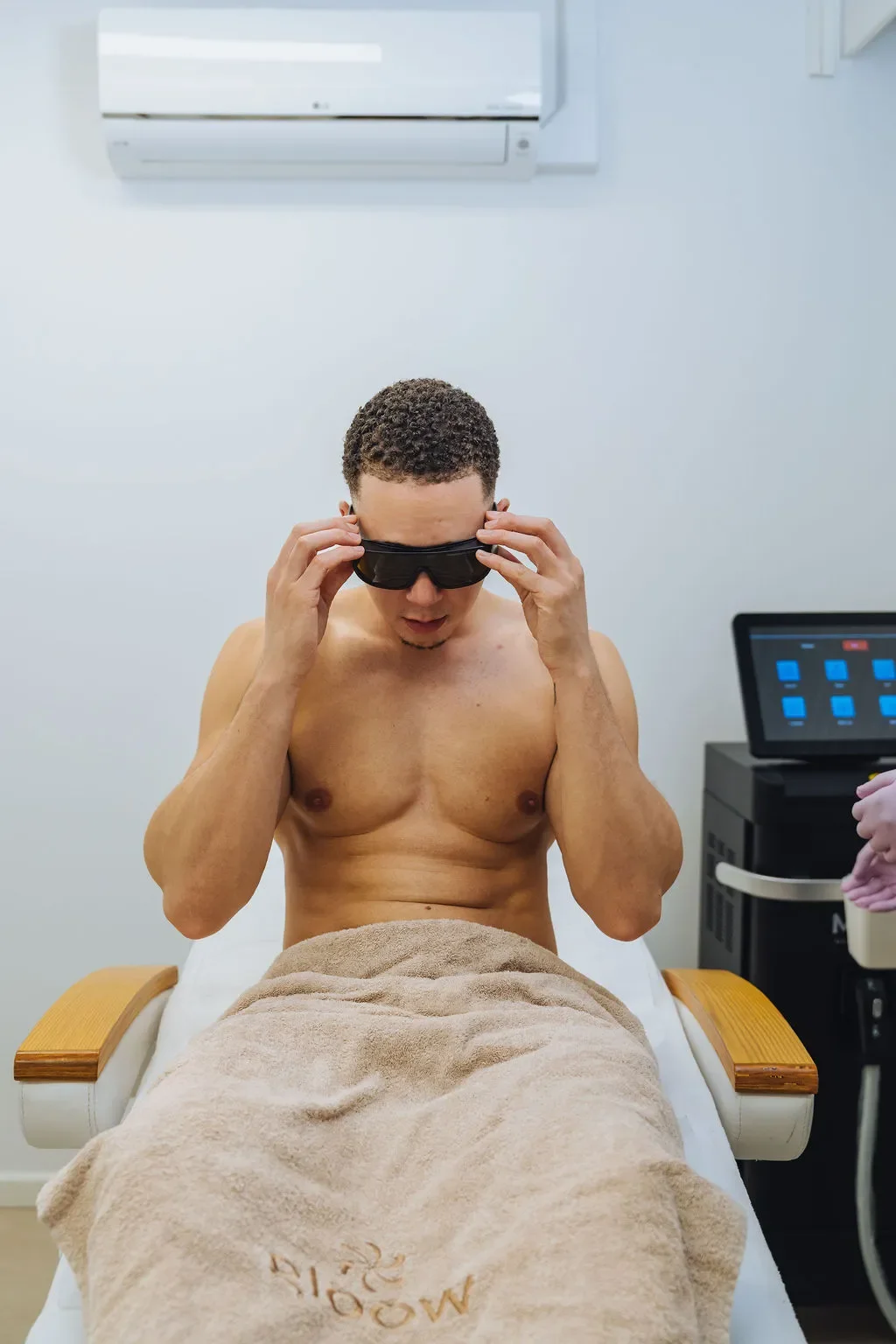 Man tijdens laserontharen behandeling bij Gloow